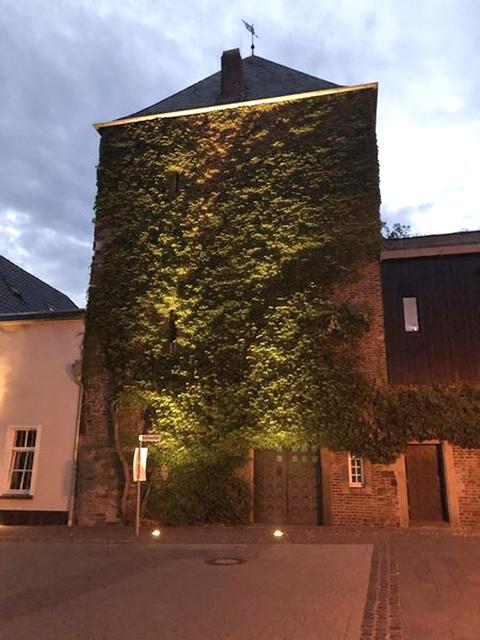 Mit Unterstützung durch eine LEADER Förderung konnte das Projekt einer fachgerechten und den historischen Gebäuden (Xantener Rathaus und Meerturm) angemessenen Illumination nun verwirklicht werden.