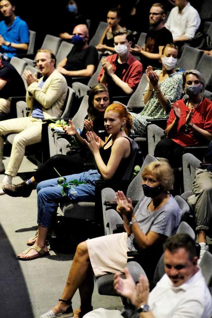Bürgermeisterin Martina Rudowitz (zweite von unten im Bild) sprach Grußworte an das MiR-Team.
