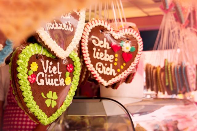 Die klassischen Süßigkeiten wie Liebesherzen, Popcorn, gebrannte Mandeln oder Zuckerwatte dürfen auf dem Gelände natürlich nicht fehlen.