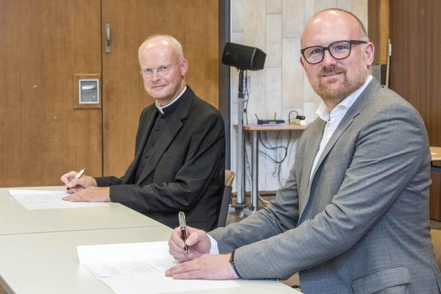 Bischof Franz-Josef Overbeck und OB Sören Link setzten Ihre Unterschrift in das Vertragspapier.