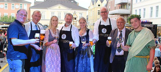 Fotoarchiv © Jürgen Thoms - Nach dem Fassanstich2019: Heinz Glade (Wirteverein Unna), Werner Kolter (Bürgermeister) , Weinprinzessin Sophia (Enkirch) , Horst Bresan (Unna Marketing), Weinkönigin Jana (Enkirch) , Markus Heynicke (Verkaufsdirektor Warsteiner Brauerei), Ratsmitglied Ferenc Pad (Ratsmitglied aus Ajka und Weingott Bacchus (Enkirch)