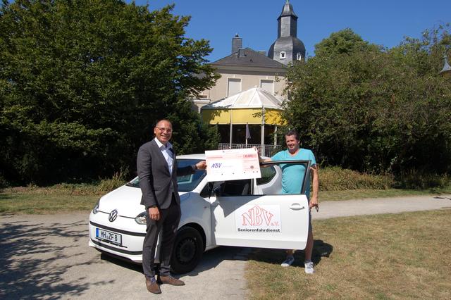 Vor dem Seniorentreff Schloss Styrum: (v.l.) Stefan Fohrmann, Lions-Präsident, überreicht Udo Marchefka vom Nachbarschaftsverein einen Scheck in Höhe von 4.000 Euro.