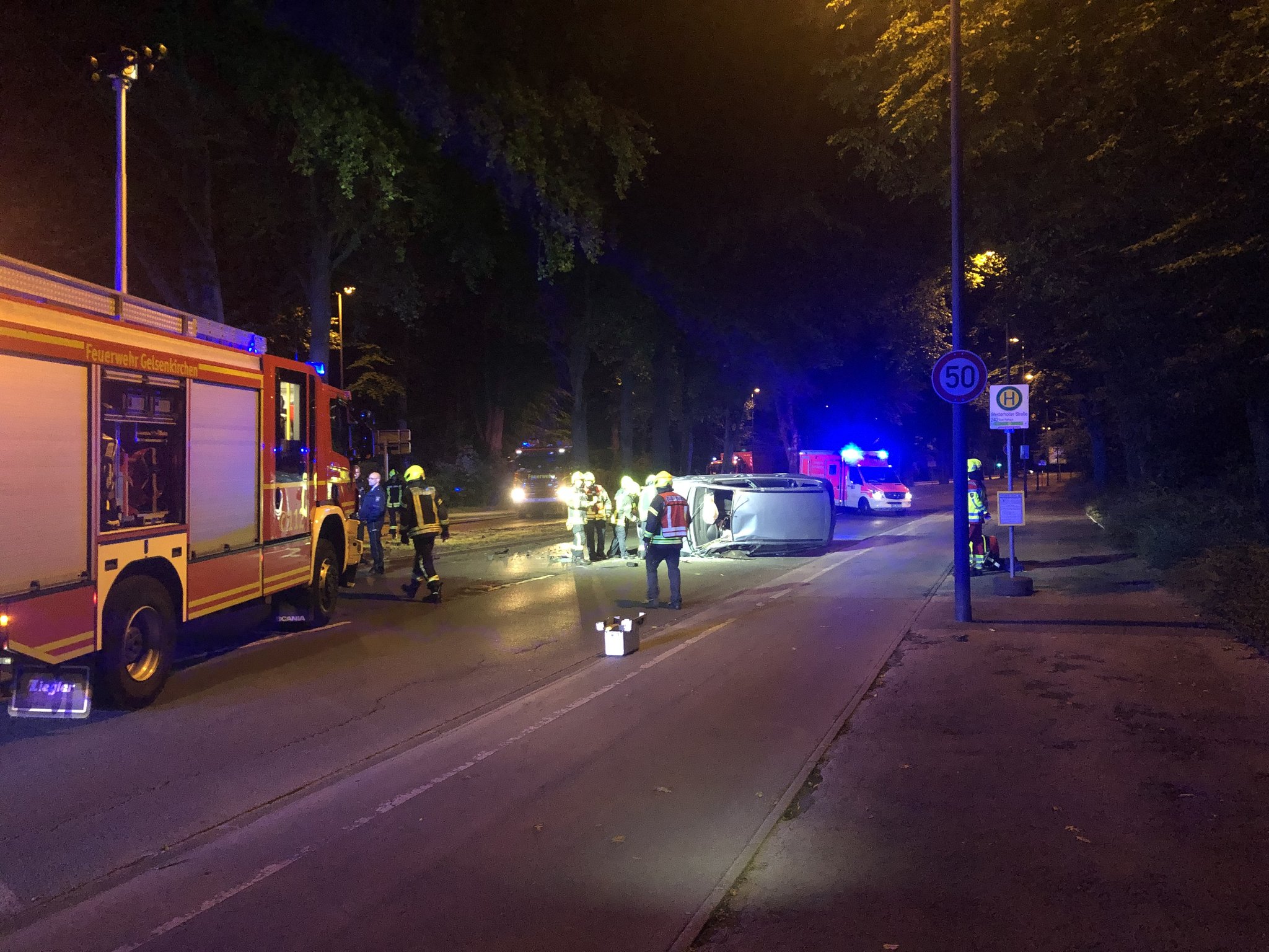 Feuerwehr Gelsenkirchen: Nächtlicher Verkehrsunfall auf dem Ostring in ...