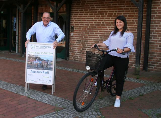 App aufs Rad werben Bürgermeister Bernd Romanski und Klimaschutzmanagerin Mandy Panoscha fürs Stadtradeln.