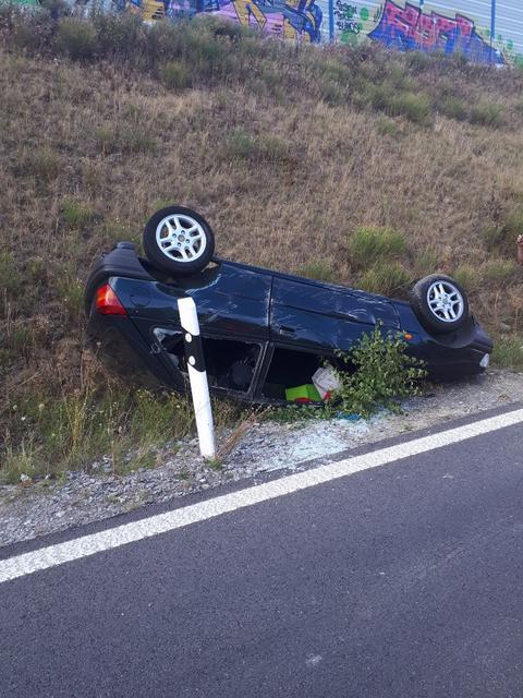 Fahrer und Beifahrer konnten sich aus dem Unfallwagen befreien.
