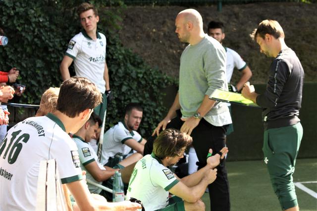 Das Trainergespann Thilo Stralkowski und Jo Schmitz erklären ihren Spielern in der Halbzeitpause was sie besser machen müssen.