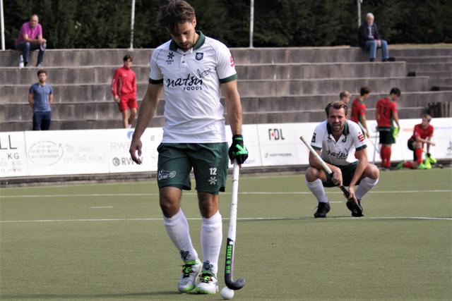 Benedikt Fürk legt sich die Kugel zurecht. Im Hintergrund beobachtet Till Brock die Szene.