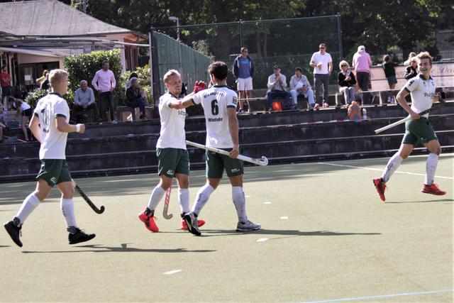 Glückwünsche an Malte Hellweg nach einem Tor.