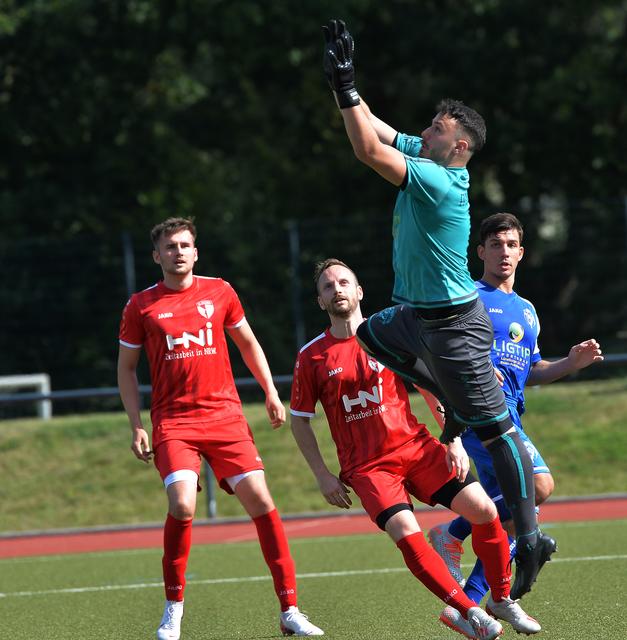 In seiner Abschiedspartie staunt Jason Munsch über die Sprungkraft des Torhüters.
Foto: Bangert
