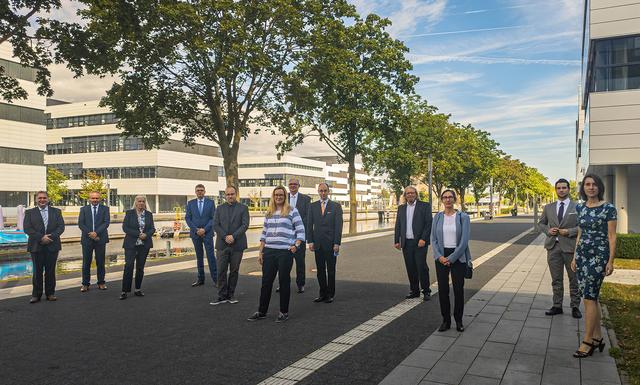 Ministerin Pfeiffer-Poensgen (3. v. l.) am Campus der Hochschule Rhein-Waal im Kreise der Hochschulleitung, der Dekane und weiterer Vertreter aus Ministerium und Hochschule.