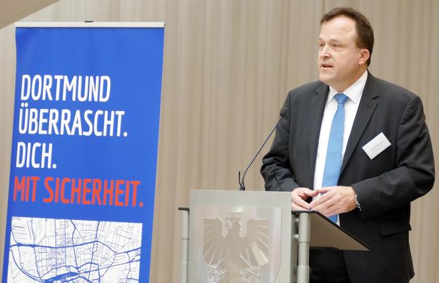 Musikfestival und Straßenfeste bleiben verboten, Firmenfeiern und größere Veranstaltungen sind laut neuer Corona-Schutzverordnung wieder erlaubt. Über die Details informierte der Dortmunder Rechtsdezernent Norbert Dahmen heute in einer Pressekonferenz.