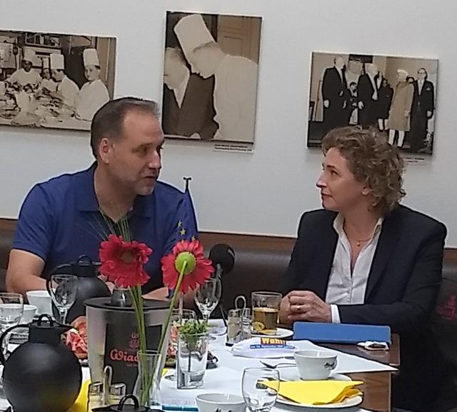 Der Herner FDP-Oberbürgermeister-Kandidat Thomas Bloch im Gespräch mit der Vizepräsidentin des EU-Parlaments Nicola Beer.