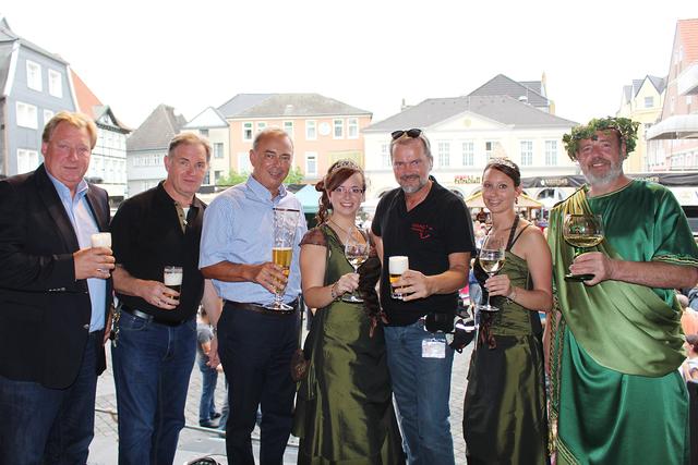 Fotoarchiv © Jürgen Thoms - Michael Thewes, Heinz Glade, Werner Kolter, Weinkönigin Svenja Pünderich, Horst Bresan, Weinprinzessin Sandra Schütz und Weinkönig Bacchus aus der Partnerstadt Enkirch