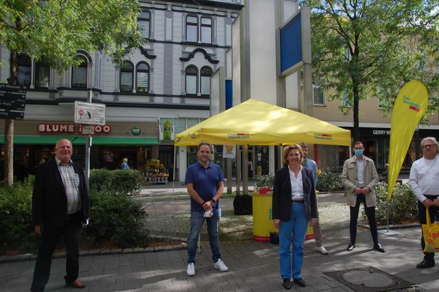 Gut lachen nach einer gelungenen Info-Veranstaltung zum Thema „Herne und Europa“ (v. l.): Thomas Nückel, liberaler Herner Landtagsabgeordneter, Thomas Bloch, OB-Kandidat der FDP-Herne, Nicola Beer, liberale Vizepräsidentin des EU-Parlaments. Am Infostand der Herner FDP kam Nicola Beer auch mit Passanten ins Gespräch. Foto: FDP