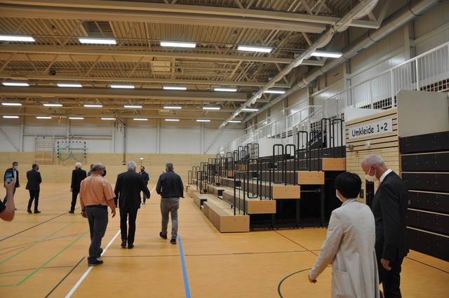 Vertreter von Schule, Rat der Stadt und Verwaltung machten bei der Übergabe einen Rundgang durch die Hallen, hier Halle 1 mit der großen Tribüne (Kapazität 600 Personen). | Foto: Stadtanzeiger Dortmund, Käfer