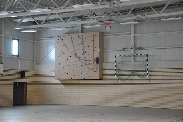 In Sporthalle 2 wurde eine Kletterwand mit bunten Griffen installiert. | Foto: Stadtanzeiger Dortmund, Käfer
