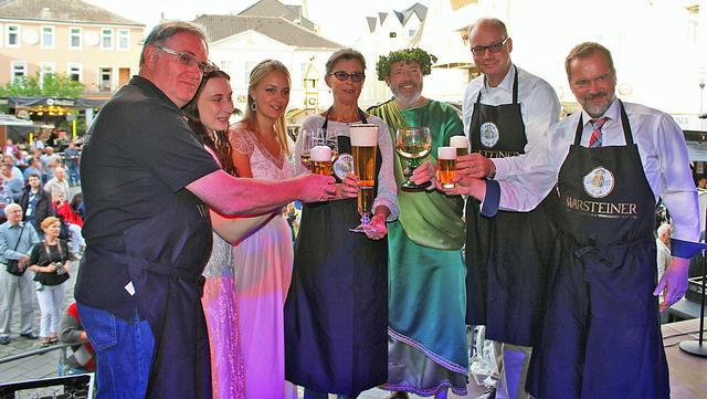 Fotoarchiv © Jürgen Thoms - Nach dem Fassanstich2018: Heinz Glade (Wirteverein Unna), Weinkönigin Michelle, Weinprinzessin Jana aus Enkirch, Renate Nick (stellv. Bürgermeisterin, Weingott Bacchus aus Enkirch, Markus Heynicke (Verkaufsdirektor Warsteiner Brauerei) und Horst Bresan (Unna Marketing)