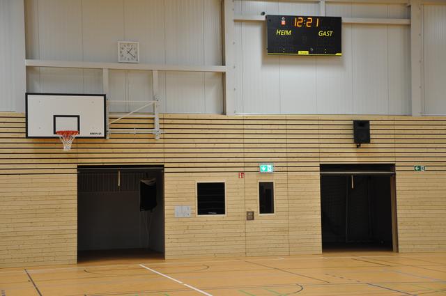 Regieraum und geöffnete Tore von noch leeren Geräteräumen. | Foto: Stadtanzeiger Dortmund, Käfer