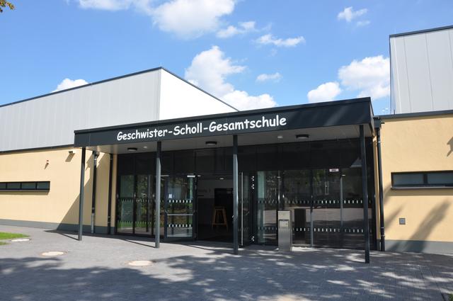 Hinter diesem Portal befindet sich das Foyer der zwei neuen Dreifachturnhallen in Brackel. | Foto: Stadtanzeiger Dortmund, Käfer