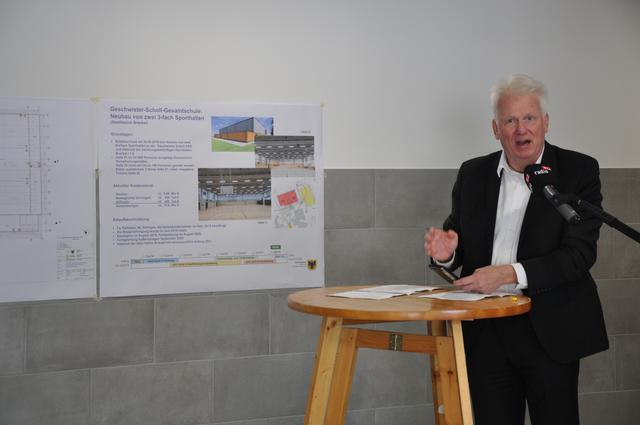 Oberbürgermeister Ullrich Sierau (SPD) bei der offiziellen Übergabe der neuen Hallen an den Schul- und Vereinssport. | Foto: Stadtanzeiger Dortmund, Käfer