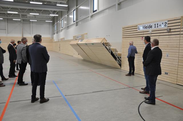 Die platzsparend an der Wand angebrachte Tribünenanlage in Halle 2 ist ebenfalls elektrisch ausklappbar. Bis zu 199 Personen finden dort Platz. | Foto: Stadtanzeiger Dortmund, Käfer