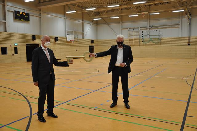 Klaus Zielonka, ehemaliger Schulleiter, übernahm in Sporthalle 1 den symbolischen Schlüssl von Oberbürgermeister Ullrich Sierau (re.).  | Foto: Stadtanzeiger Dortmund, Käfer