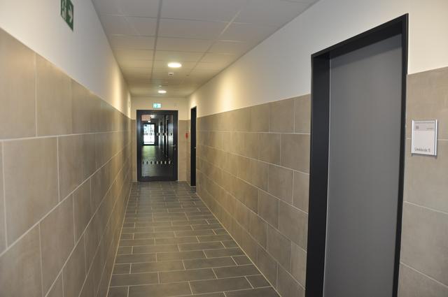 Zwei lange Flure erschließen vom Foyer aus die Umkleideräume. | Foto: Stadtanzeiger Dortmund, Käfer