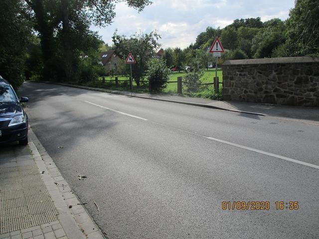 Schattbachstraße: Gefahr beim Überqueren, da Verkehr von links kaum einsehbar ist | Foto: privat Ulrich Achenbach vom 01.09.20