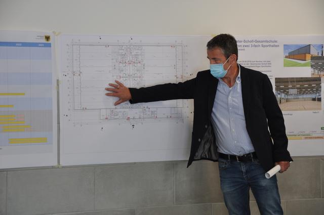 Projektleiter Markus Hamann stellt den Neubau vor: Die Hallen sind spiegelbildlich gebaut, rechts und links die Hallen, dazwischen zwei lange Flure von denen je sechs Umkleiden mit Duschen und WC abgehen. | Foto: Stadtanzeiger Dortmund, Käfer