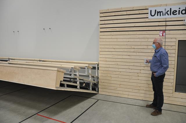 Die platzsparend an der Wand angebrachte Tribünenanlage in Halle 2 ist ebenfalls elektrisch ausklappbar. Vollautomatisch entfalten sich die Sitzbänke. | Foto: Stadtanzeiger Dortmund, Käfer