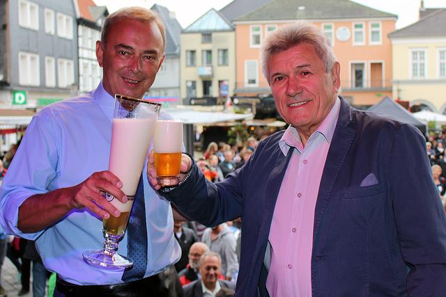 Fotoarchiv © Jürgen Thoms - Nach dem Fassanstich 2017:- Bürgermeister Werner Kolter und Schwartz Béla aus Unnas Partnerstadt Ajka