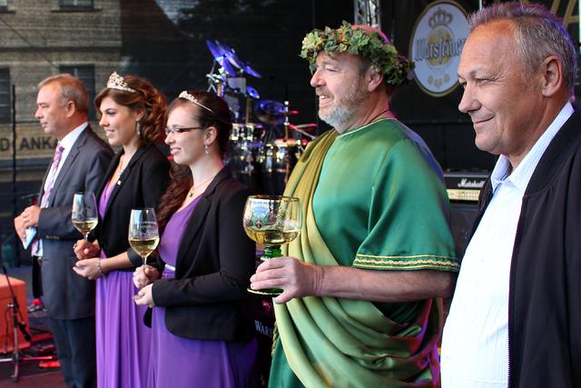 Fotoarchiv © Jürgen Thoms - (von links) Bürgermeister Werner Kolter, Weinkönigin Franziska Gall, Weinprinzessin Svenja Pünderich, Weingott Bacchus aus Enkirch und Ratsmitglied Ferenc Pad aus Ajka