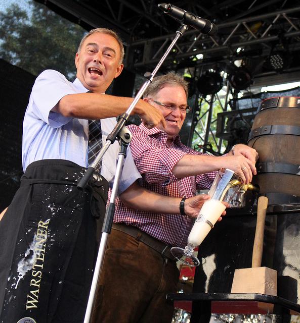 Fotoarchiv © Jürgen Thoms - Ein gut gelaunter Bürgermeister Werner Kolter ließ nach dem traditionellen Fassanstich schnell das erste Bier ins große Glas fließen