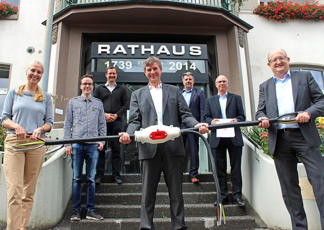 Bürgermeisterin Dr. Katja Strauss-Köster gemeinsam mit Wolfgang Hinz, Geschäftsführer der Enervie Vernetzt GmbH, und Erik Höhne, Vorstandssprecher der Enervie (von links), haben im Beisein von Mitarbeitern der Stadtverwaltung und des Energieversorgers die weitere Zusammenarbeit besiegelt.