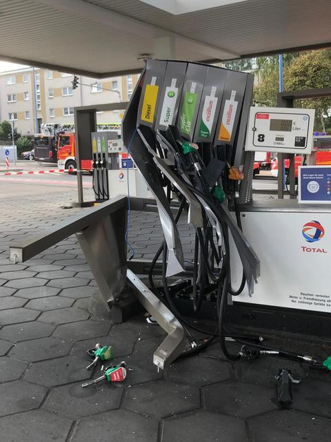 Die erste Zapfsäule wurde gerammt.