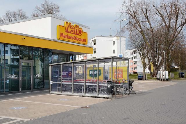Die Versorgungslage in der Meylantsiedlung hat sich durch die Discounter-Ansiedlung verbessert, doch es gibt Probleme wegen zu weniger Mülleimer und nächtlicher Feiern an der neuen Rampe.