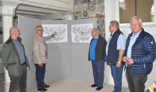 Dieter Ischen (2.v.l.) erklärt Edwin Müller, Karl-Heinz Hense, Norbert Hollmann und Eckhard Uhlenberg (v.l.) die Pläne zur Gestaltung der unmittelbaren Umgebung der Rodentelgenkapelle in Bruchhausen.