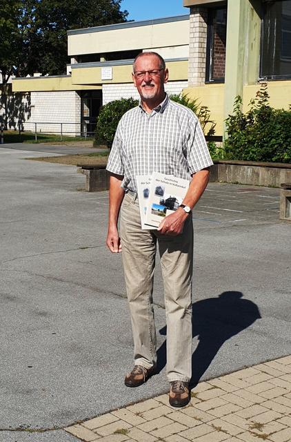 Der Autor des Buches, Alex Paust, vor der Schule in Voßwinkel.