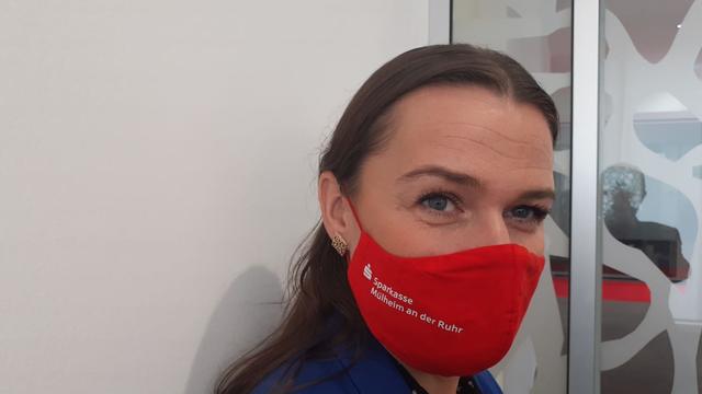 Edina Dulic, die Filialleiterin der Hauptstelle am Berliner Platz, zieht ein positives Fazit nach der Wiedereröffnung.