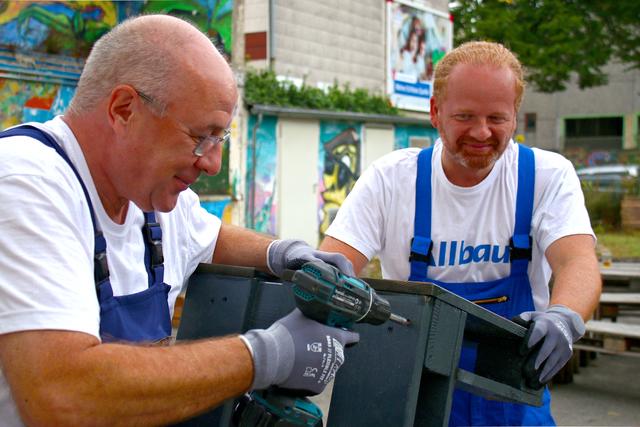Dirk Miklikowski und Samuel Serifi (Allbau-Prokurist) mit Feuereifer bei der Sache.