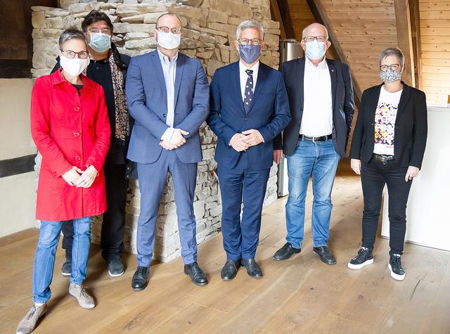 Oberbürgermeister Erik O. Schulz freut sich gemeinsam mit dem Vorsitzenden des Fördervereins Hans-Christian Freier über die Auszeichnung durch die Industriedenkmalpflegestiftung.