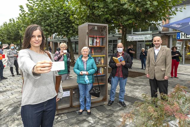Auf dem Foto sind die ehrenamtlichen Bücherpaten Tanja Deutzmann, Frauke Böttcher, Helene Liebe, Alexander Klein und Thomas Kersten (von links) zu sehen.