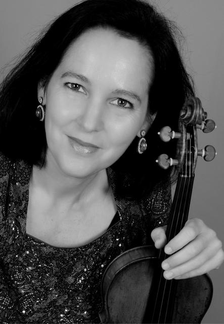 Im Innenhof des Altenheim St. Anna gastierte die Kammerphilharmonie Amadé, ein international gefragtes Orchester mit hochqualifizierten jungen Musikern aus dem In- und Ausland, mit der Konzertmeisterin Phoebe Rosochacki (Violine) als Solistin.