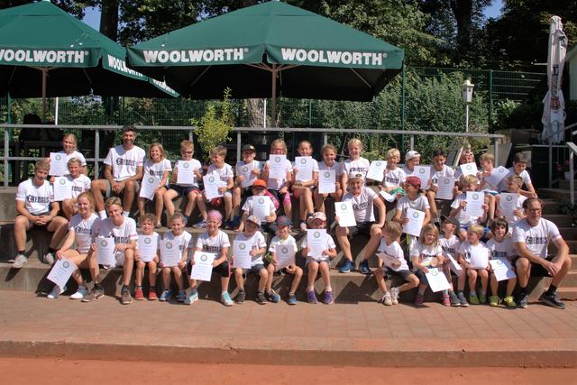 Glückliche Gesichter im letzten Jahr beim "Ferienspaß der Stadt Unna". Durch den Brand musste das Tenniscamp für Kinder und Jugendliche in diesem Jahr abgebrochen werden, da die Sachlage im Kurpark bis zum Ferienende noch nicht vollständig geklärt war.