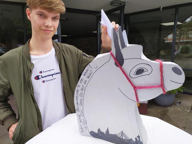 Marvin gibt seine Stimme ab