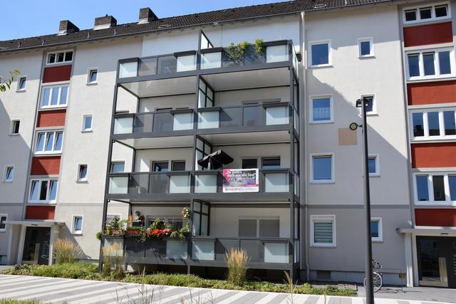 Frisch bepflanzte Balkone, grüne Außenanlagen, Parkplätze direkt vor Der Haustür, das Lütgenholzviertel wurde von Vivawest komplett modernisiert. 