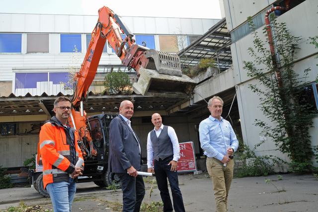 Bauleiter Kai Mergel (von links), Wirtschaftsförderer Wilfried Löbbert, Bürgermeister Dirk Lukrafka und der Beigeordnete Jörg Ostermann freuen sich, dass es mit dem Abriss der Hertie-Immobilie bald losgeht.