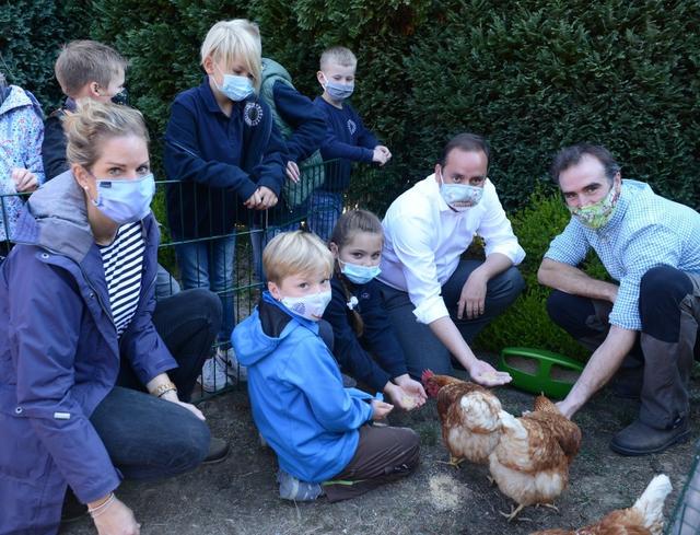 Oberbürgermeister Thomas Kufen war beim Einzug der Hühner in der Schule Gerschede mit dabei.