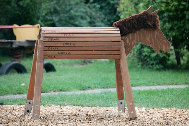 Der Mann stand nach Informationen unserer Redaktion an diesem Holz-Pferd.