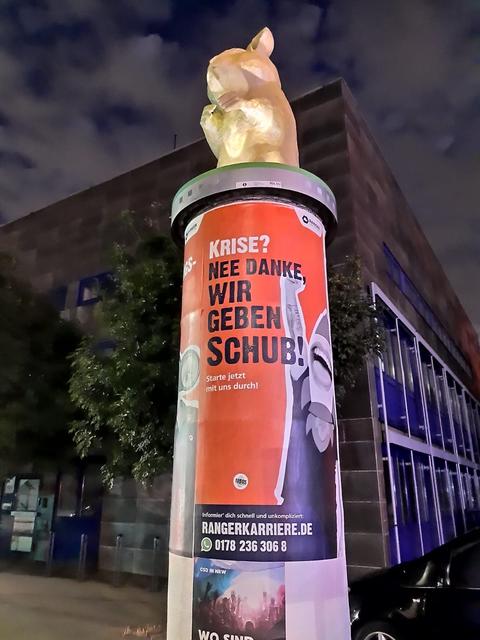 Der "Kunst-Hamster" hält der Konsumgesellschaft auch nachts den Spiegel vor das Angesicht. Kunst kann und soll halt kritisch sein.